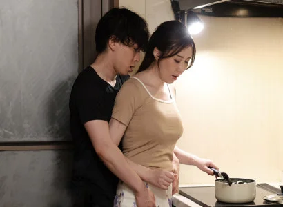 Người phụ nữ trong nhà ân ái cùng con chồng